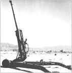 155-мм легкая буксируемая гаубица производства компании "Ройал Орднанс" со стволом, поднятым на максимальный угол возвышения